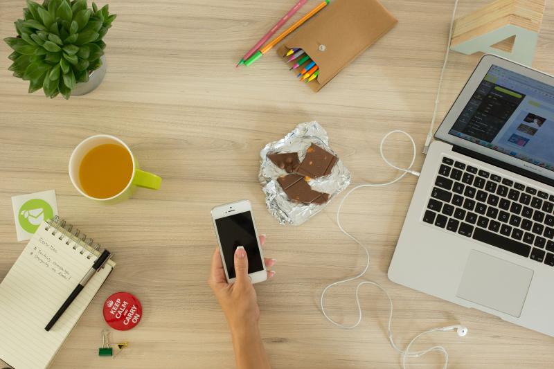 Grignoter au bureau : voici les meilleurs aliments sains à déguster